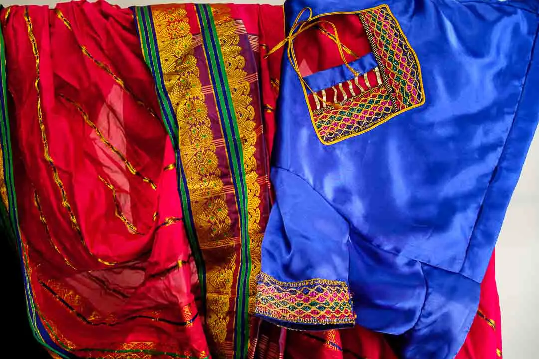 Thailändischer Sari / Thai Sarong | Traditionelle Tracht | Rot & Blau mit Goldstickerei | 2-teilig – Bild 2