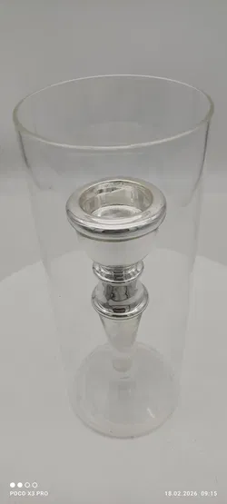Kerzenständer mit silberfarbenen Fuß und einem Glaszylinder - Bild 2