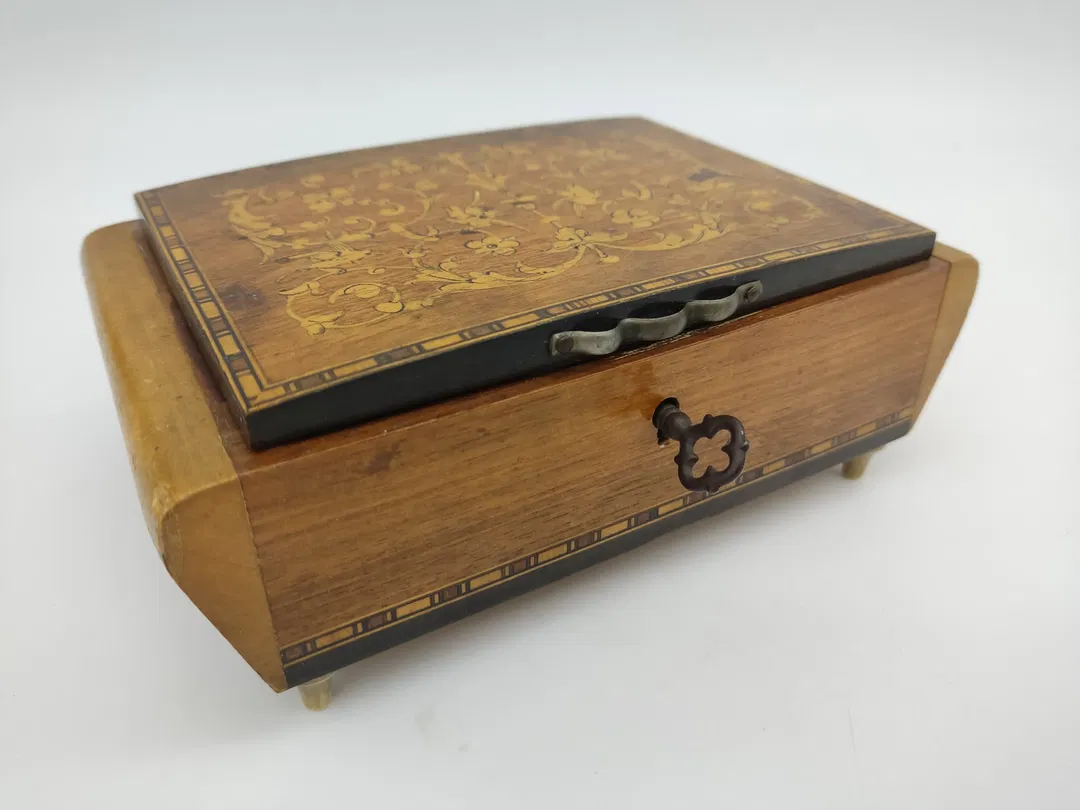 Schmuckschatulle aus Holz mit floralem Intarsien Muster - Bild 1