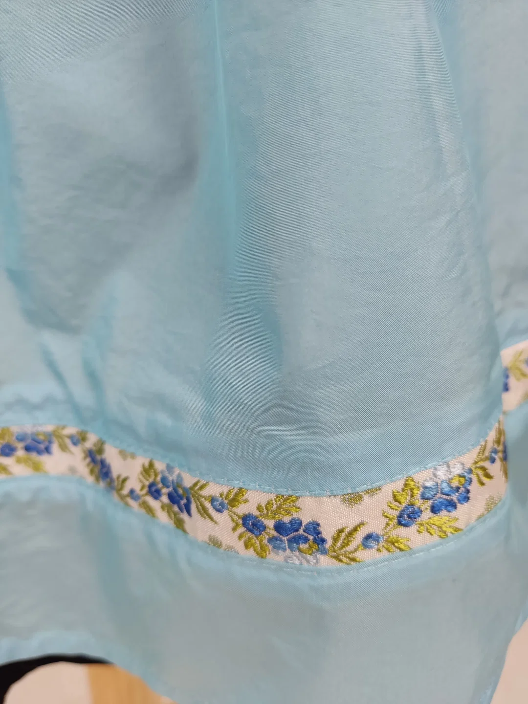 Dirndl "Stockerpoint", schwarz/türkis mit Stickerei und Hafteln, Größe 40 – Bild 3