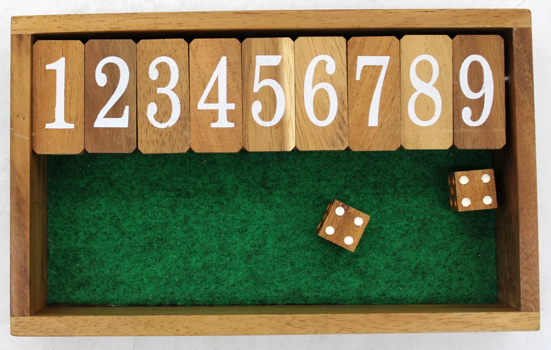Holz-Würfelspiel „Shut the Box / JACKPOT“, Klappsteine 1–9 und Buchstaben, Filzeinlage, inkl. 2 Holzwürfeln – Bild 2