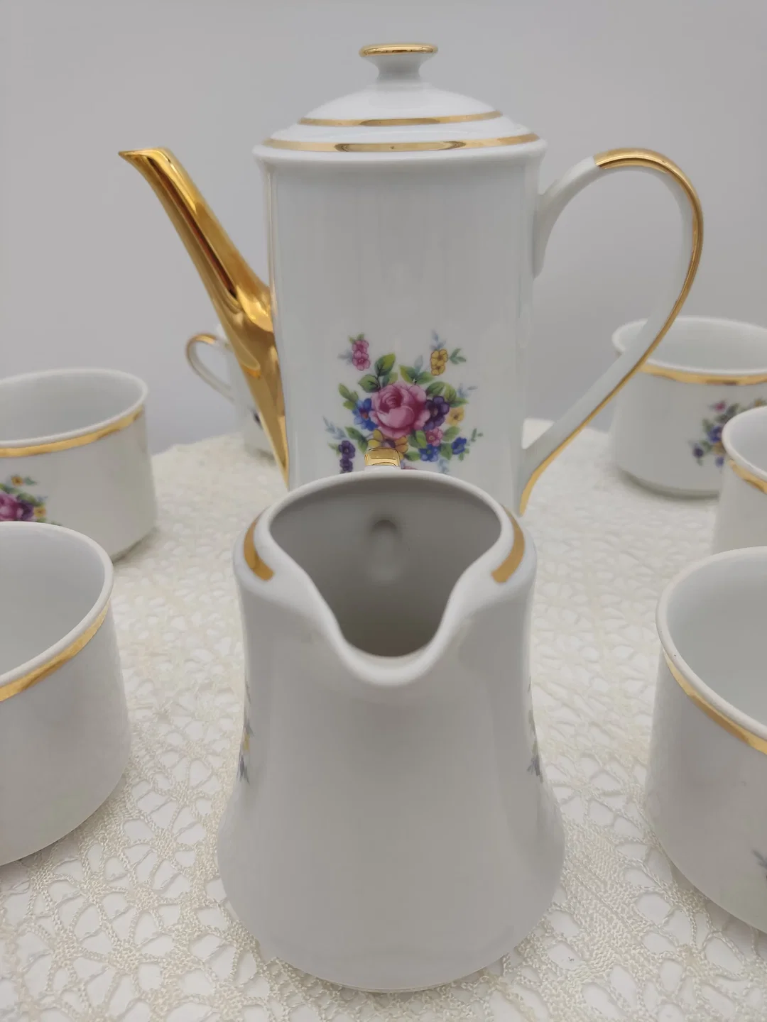  Porzellan-Teeservice mit Kanne & Milchkännchen, Goldrand | Vintage-Charme – Bild 16