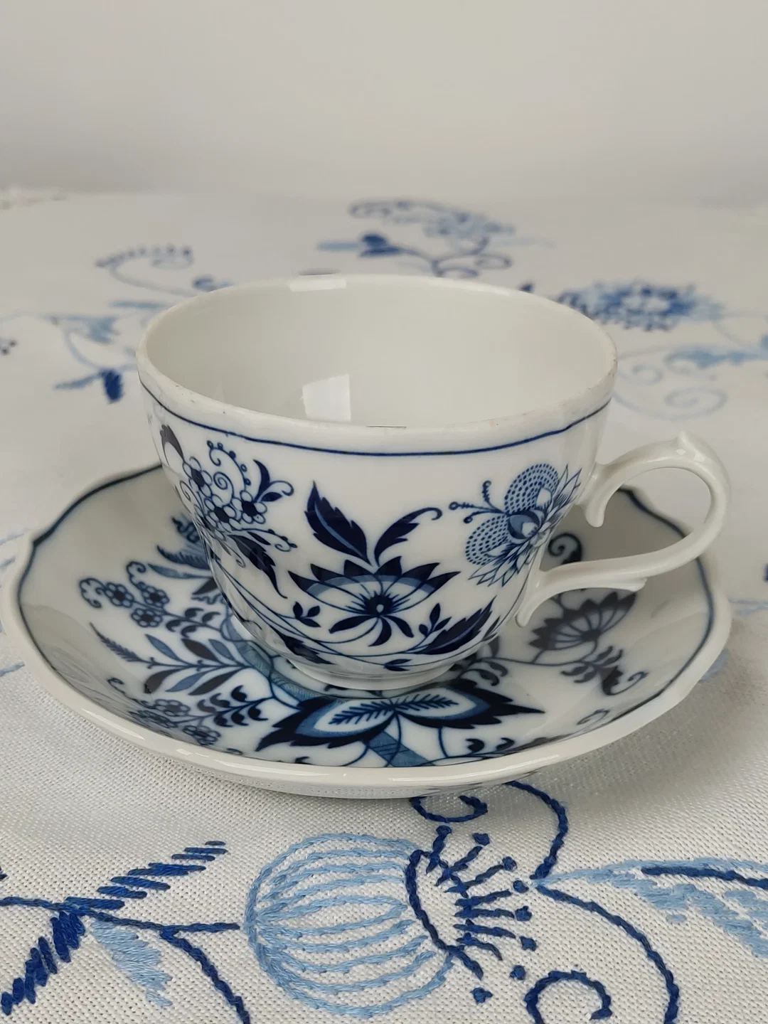 Blue Danube Untertasse und Bavaria Kaffetasse, mit Zwiebelmuster  | Zeitloser Porzellan-Schatz - Bild 4