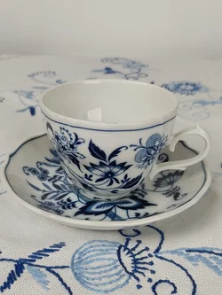Blue Danube Untertasse und Bavaria Kaffetasse, mit Zwiebelmuster  | Zeitloser Porzellan-Schatz