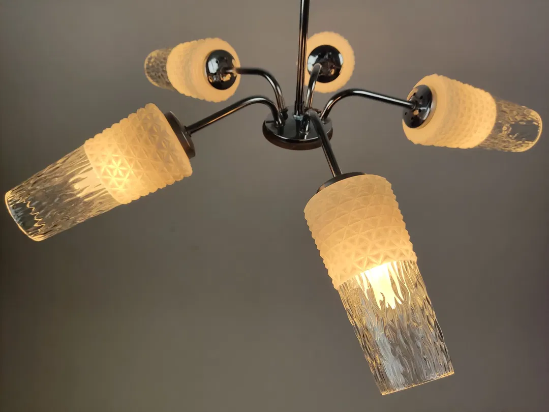 Mid-Century Deckenlampe 5-flammig / silberfarben mit weißen Glas/Milchglas Schirmen - Bild 1