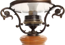Charmante Tischlampe im Stil der klassischen Petroleumlampe – mit moderner Elektrifizierung.  – Vorschau 2