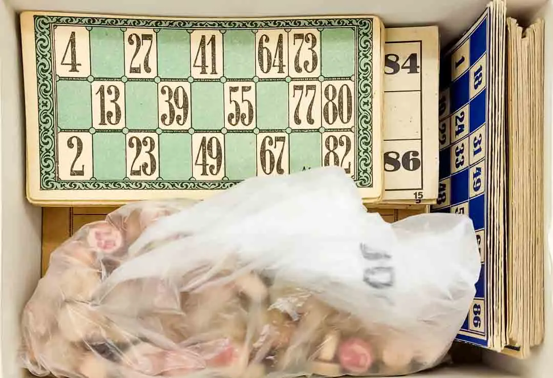 Vintage Sammlung von Bingokarten und Steinen  - Bild 4