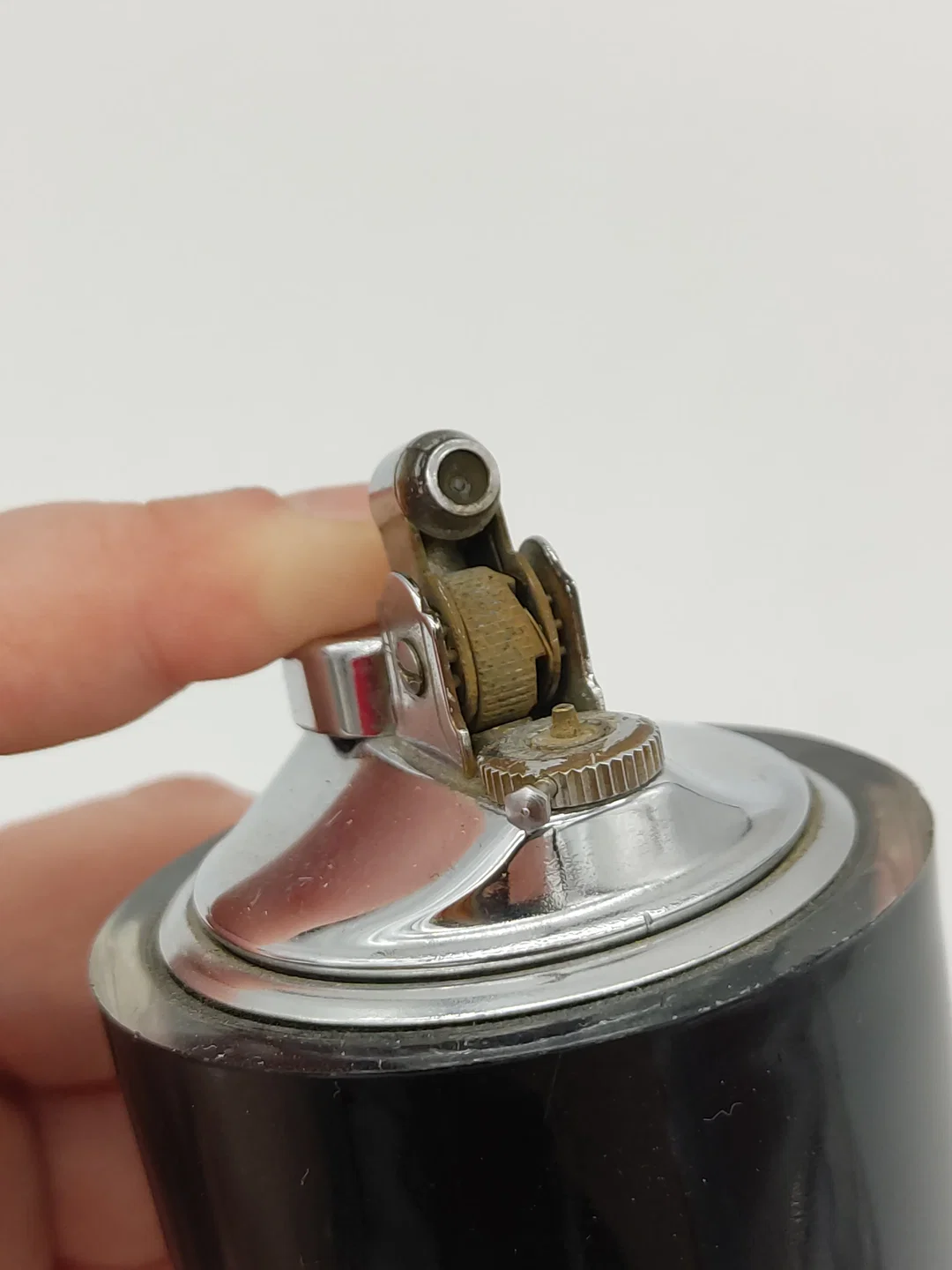 schwarzes Tischfeuerzeug – Bild 2