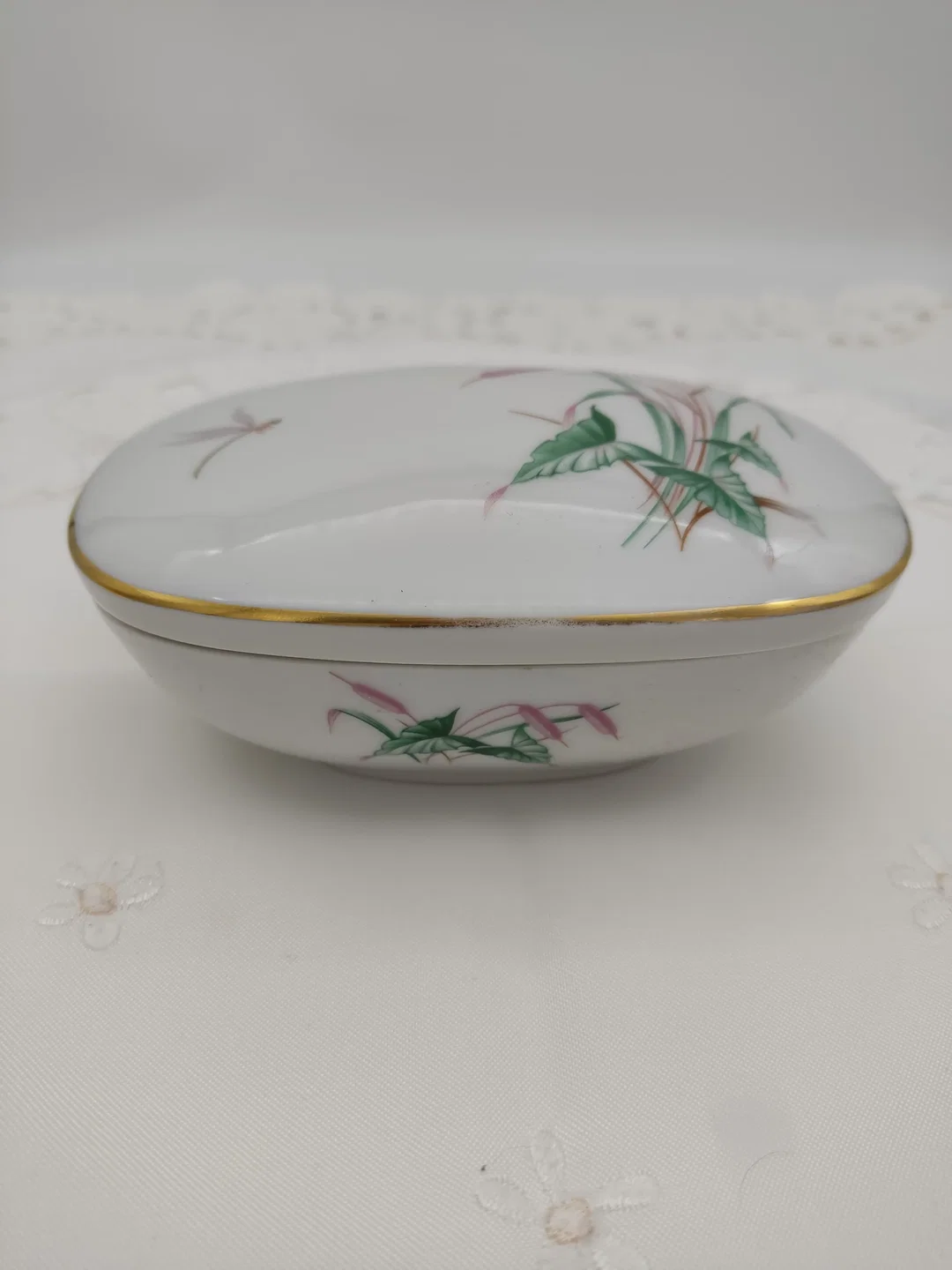 Vintage Porzellan-Deckeldose mit Schilf- und Libellen-Motiv, von Thomas Porzellan (Rosenthal), 13 x 9 x 6cm – Bild 1