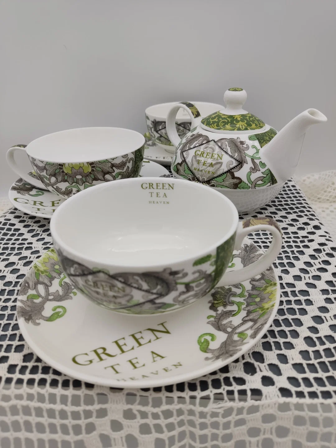 Porzellan 'Green Tee'-Set (Kanne, 3 Tassen mit Unterteller) von Paula Scaletta | Designer-Schatz – Bild 2