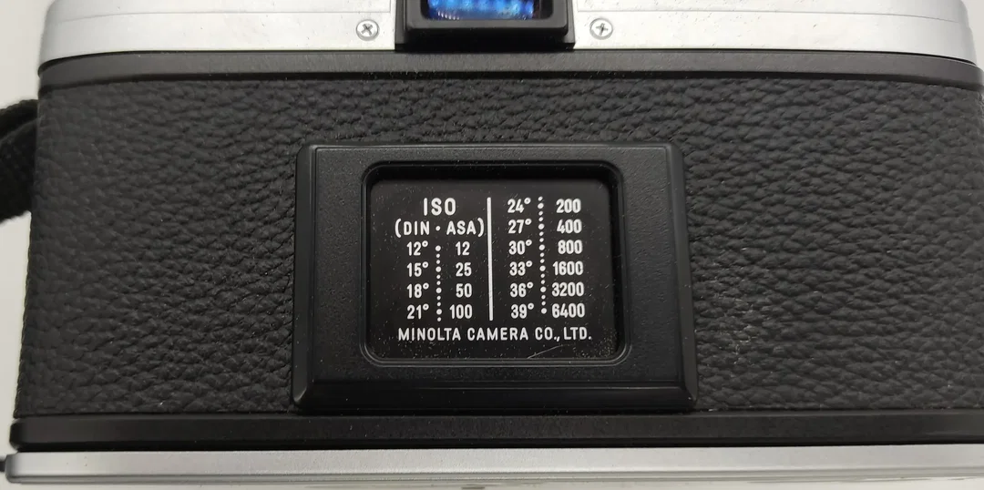 Minolta X 300 Spiegelreflexkamera mit 3 Objektiv 28mm ,50mm ,135mm mit Blitz und Tasche – Bild 14