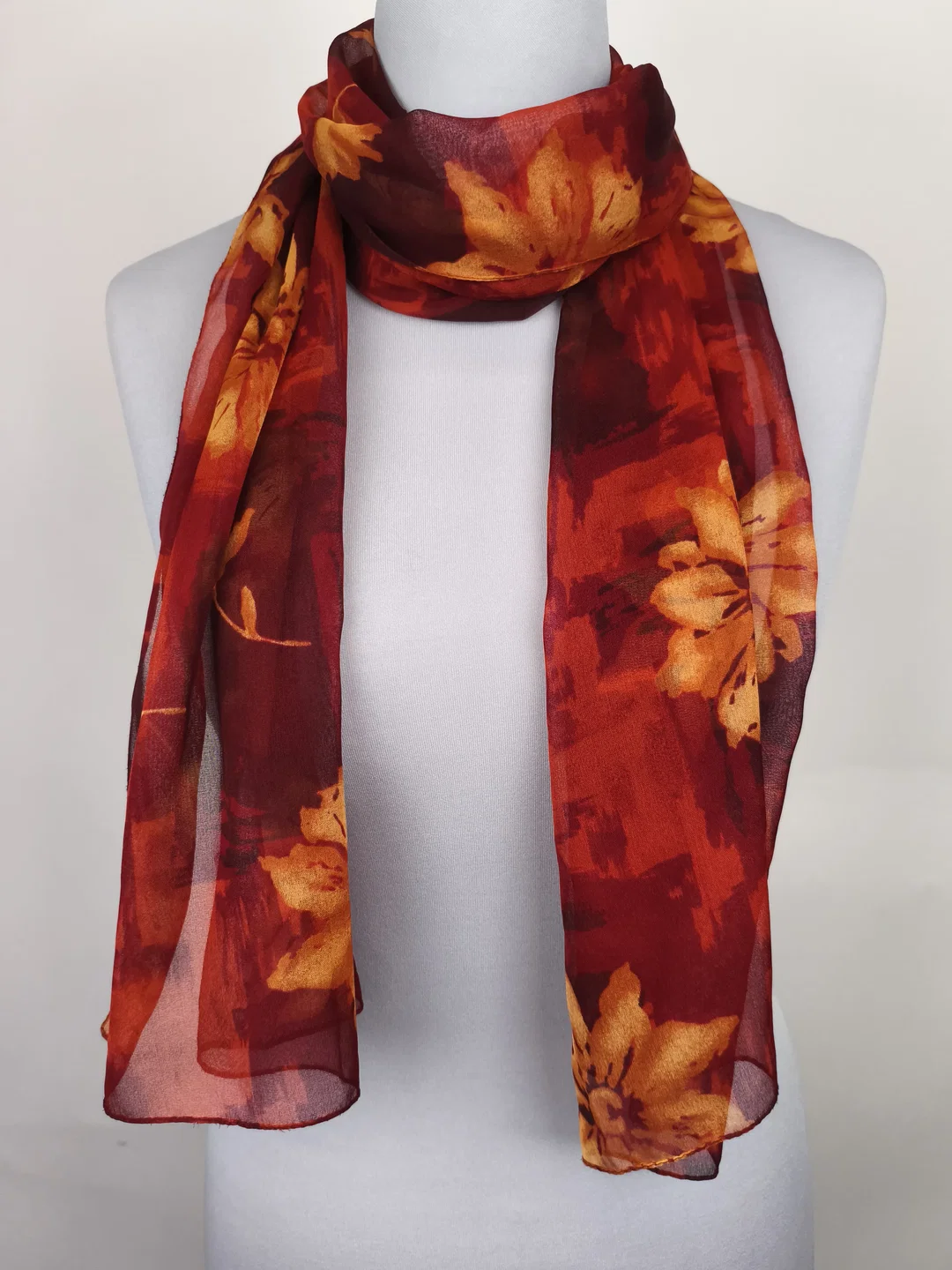 leichter Sommerschal mit Blumenmotiv – Bild 2
