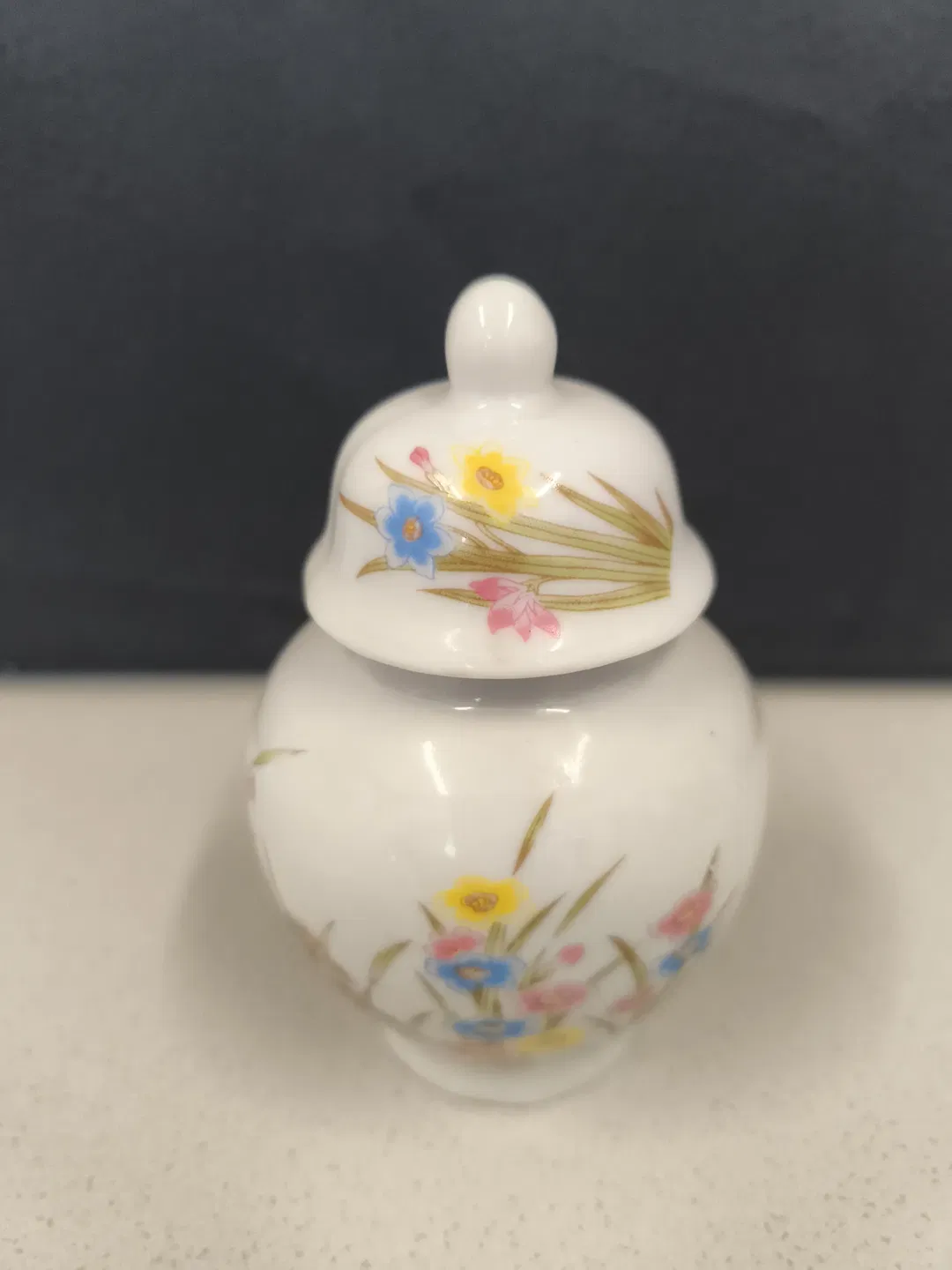 kleine Zierdose, Teedose, Porzellan - Bild 3