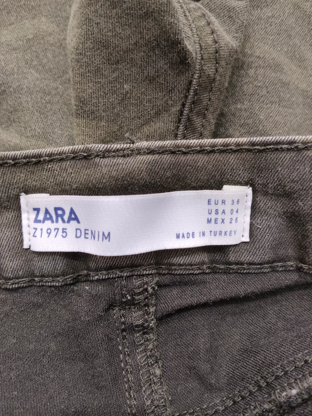 Zara Damenhose in Olivgrün, L30 | Detailstarker Casual-Look – Bild 3