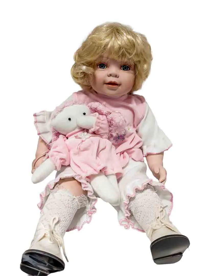 Porzellanpuppe Mädchen ca. 35 cm mit Kuschelelefant und rosa Kleid – Bild 3