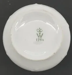 Weiße Porzellanvase mit Rosen- und Vergissmeinnicht-Dekor – Wallendorfer Porzellan, Höhe ca. 13,5 cm - Bild 3