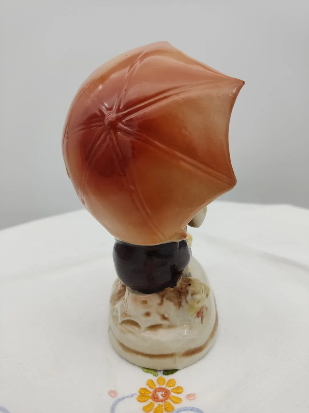 Deutsche Porzellanfigur Junge mit Regenschirm und Enten | Hummel-Stil – Bild 5