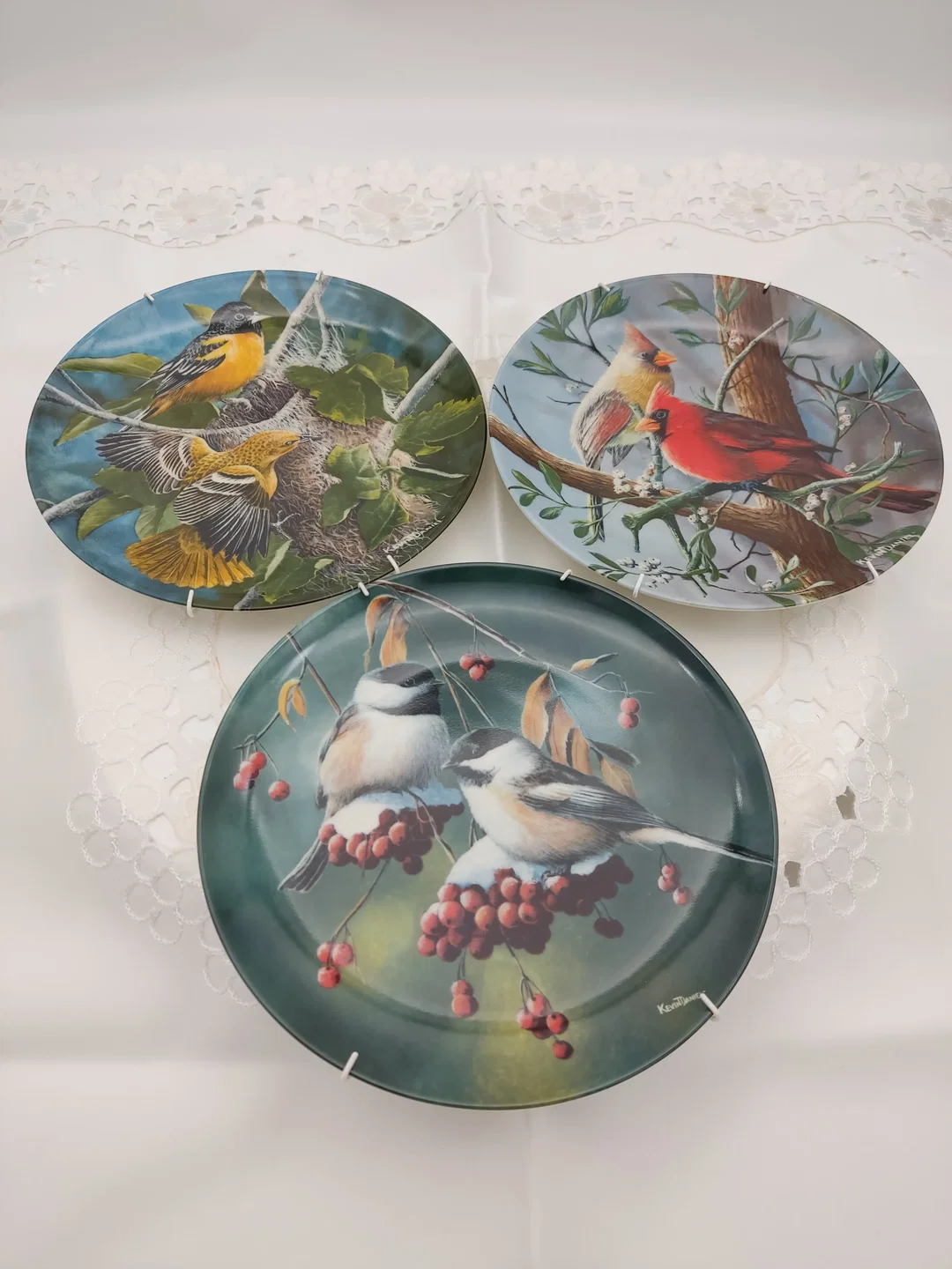 Porzellan Sammlerteller von Edwin M. Knowles, 3er Set, Kollektion Birds of Your Garden, "Ther Cardinal", "The Baltimore Oriole", "The Chickadee", von 1985 mit Wandhalterung – Bild 1