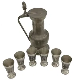  Zinnbecher Set 6-teilig von BMF (Bayerische Metallwarenfabrik) - Mittelalterliches Reliefmotiv - Reinzinn, inkl. Artina Zinnkanne mit Deckel - Bild 2