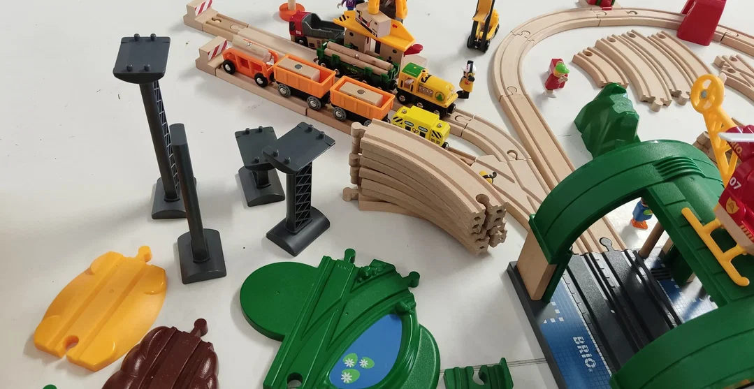 Brio Holzspielzeug/Eisenbahn Konvolut mit Holzkiste – Bild 13