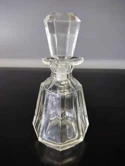 Kleiner Vintage Flakon, facettiertes Glas mit Glasstöpsel