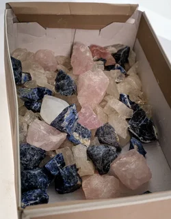 Edelstein-Mix Rohsteine – Rosenquarz, Bergkristall & blauer Steinmix (bis 5 cm) - Bild 4