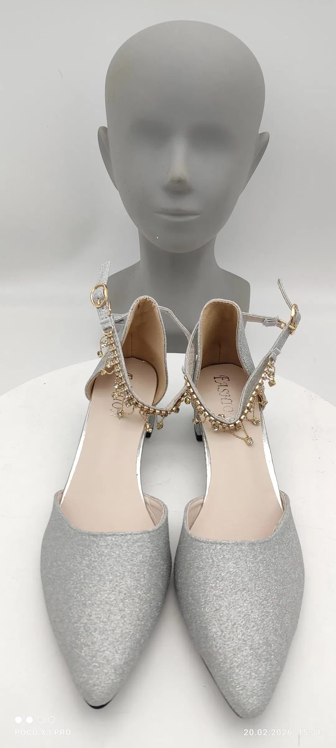 Silberfarbene Glitzer-Pumps mit Strass-Anhängern - Bild 1