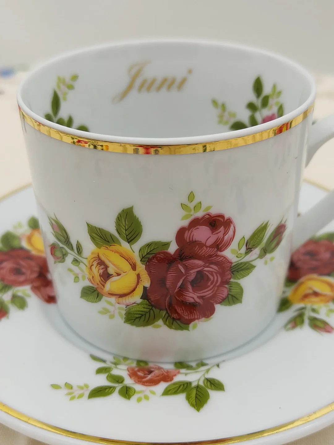 Monatstasse 'Juni' mit Unterteller, Freiberger Porzellan | Seltene Edition – Bild 8