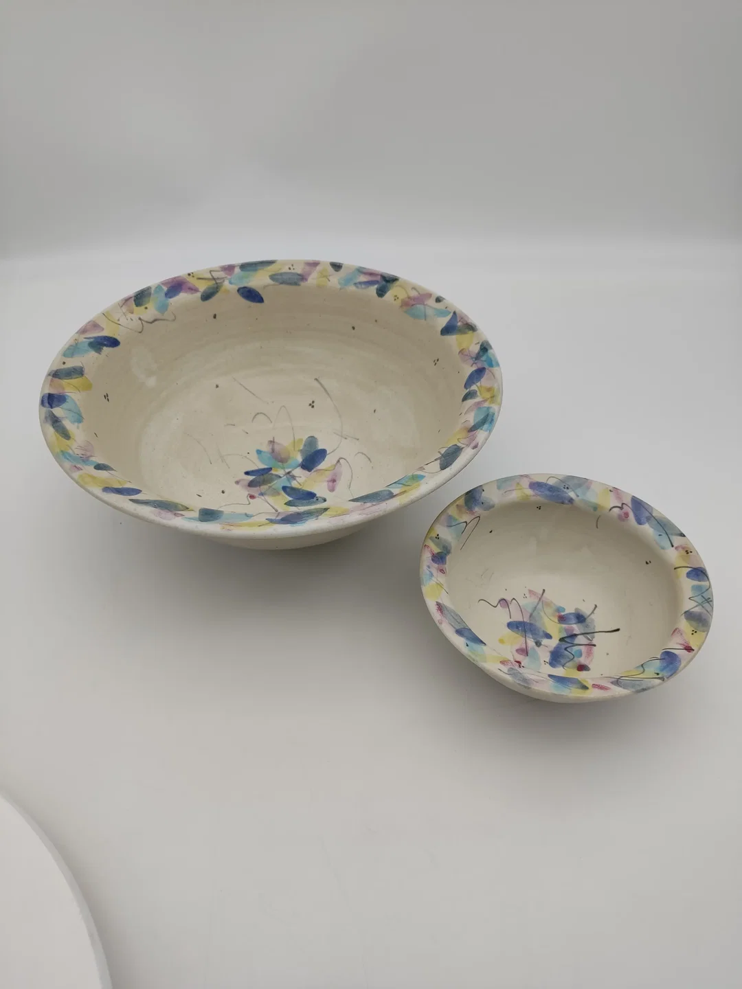 Handgefertigte und handbemalte Keramikschalen 2er Set, neuwertig und unbenutzt, D groß 27,5 cm, D klein 15 cm  - Bild 1