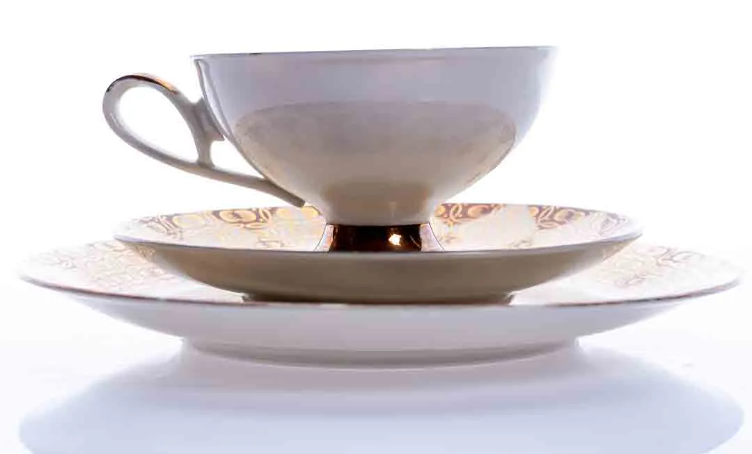 GKC BAVARIA 3-teiliges Porzellanset mit 2 Tellern und 1 Tasse in weiß-gold – Bild 2