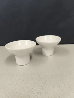 2 Schalen mit Standfuß, Keramik