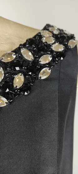 Etuikleid  Mit Steinverzierung | Asymmetrischer Chic - Bild 6