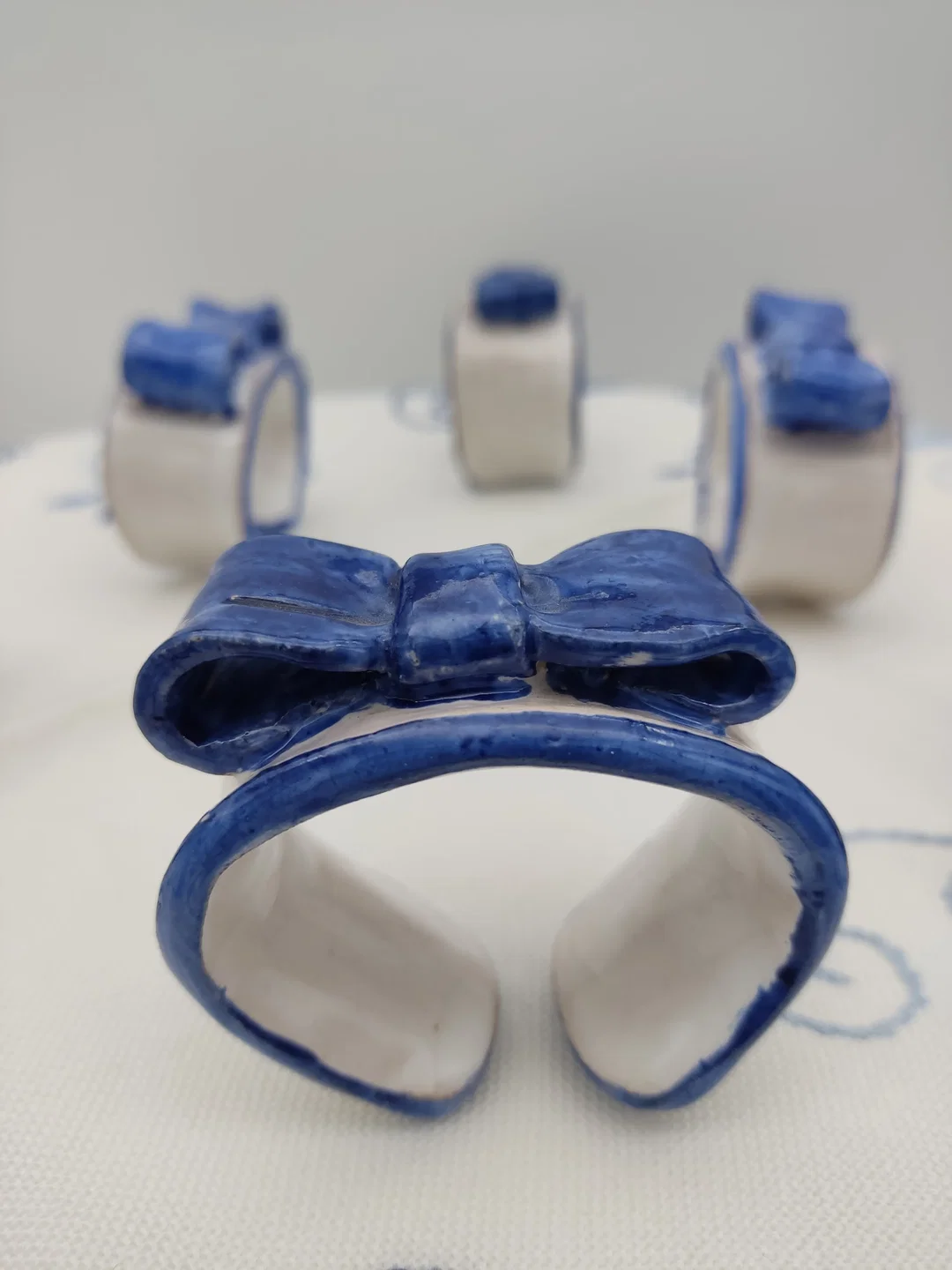 Keramik-Serviettenring mit Schleife 6er-Set | Blau-Weiß Design – Bild 4