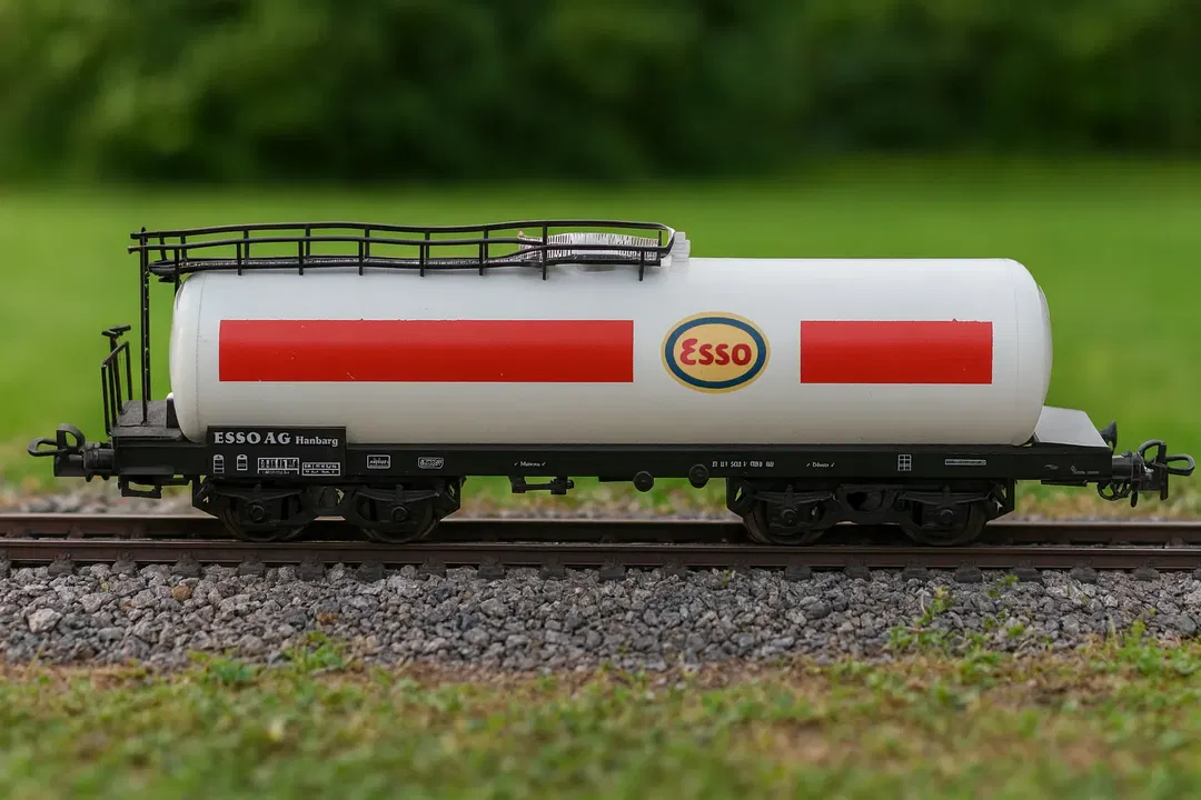 H0 Märklin Kesselwagen ESSO | 4-achsig | DB Privatwagen Esso AG Hamburg | weiß/rot | Bremserbühne - Bild 1
