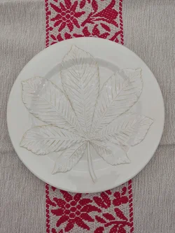 Krömer Porzellan-Dekoteller in Creme | Kastanienblatt-Relief – Vorschau 2
