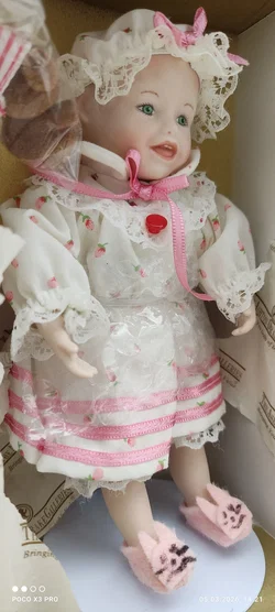 Ashton Drake Porzellanpuppe 'Sarah' | Originalverpackt – Vorschau 3