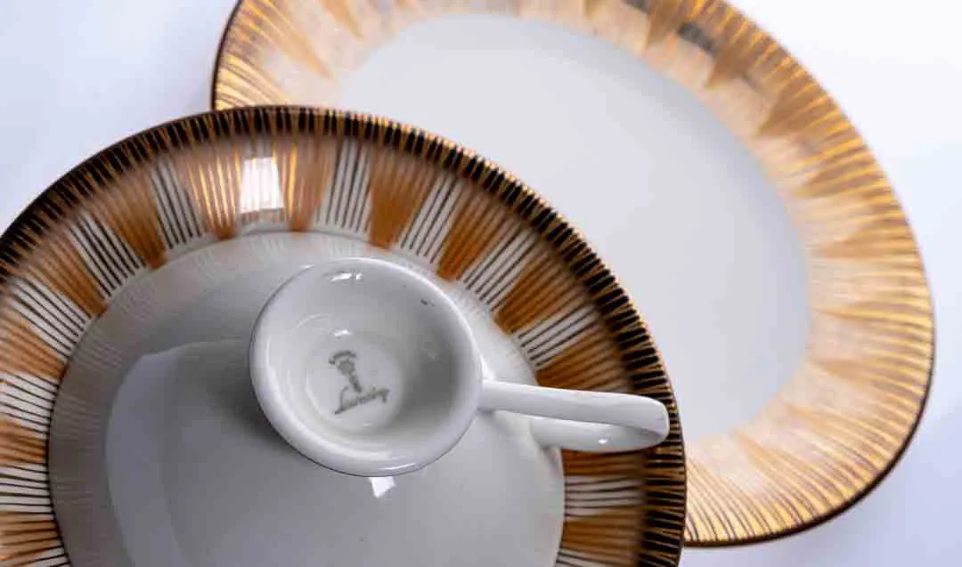 BAVARIA SCHIRNDING 3-teiliges Porzellanset mit 2 Tellern und 1 Tasse in weiß-gold – Bild 3