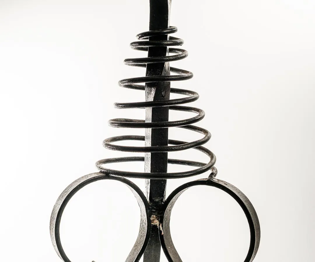 Antik-Schwarzer Kerzenständer aus Gusseisen, handgeschmiedet ca. 95 cm – Bild 4