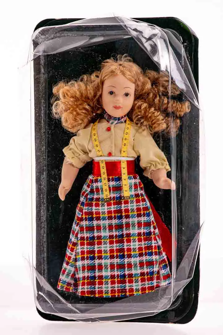  DE AGOSTINI Sammlerpuppe / Porzellanpuppe, Höhe 15cm - Bild 1