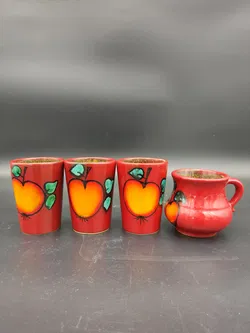 3 Becher & 1 Krug von Gmundner Porzellan mit Apfelmotiv - Bild 2