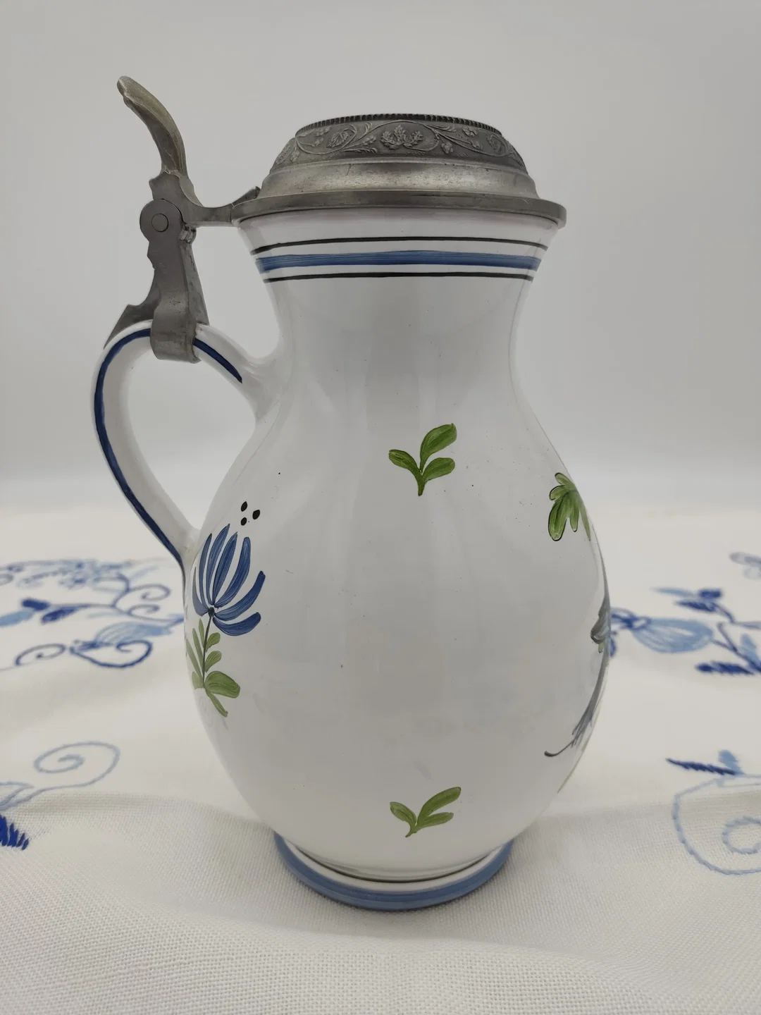 Fayence-Birnkrug mit detailreicher Vogel- und Astmalerei, handgemalt mit Zinndeckel – Bild 3