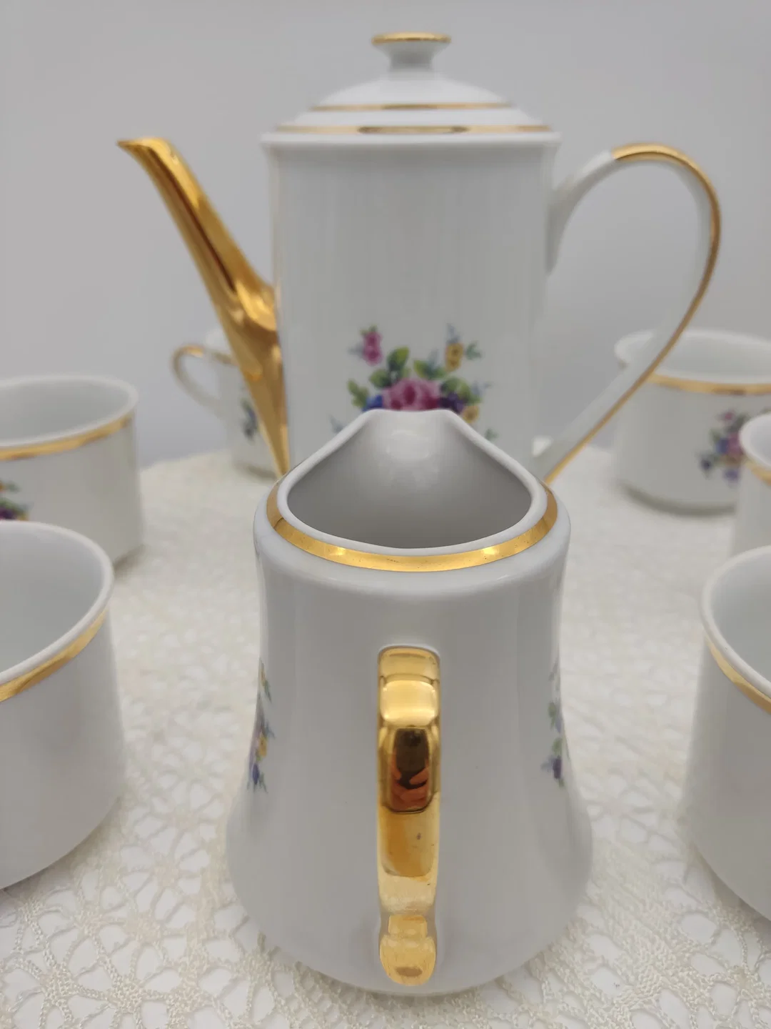  Porzellan-Teeservice mit Kanne & Milchkännchen, Goldrand | Vintage-Charme – Bild 17