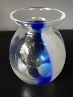 Mundgeblasene Kugelvase mit blauen und grauen Farb-Akzenten, hochwertiges Handwerk, Höhe 12cm