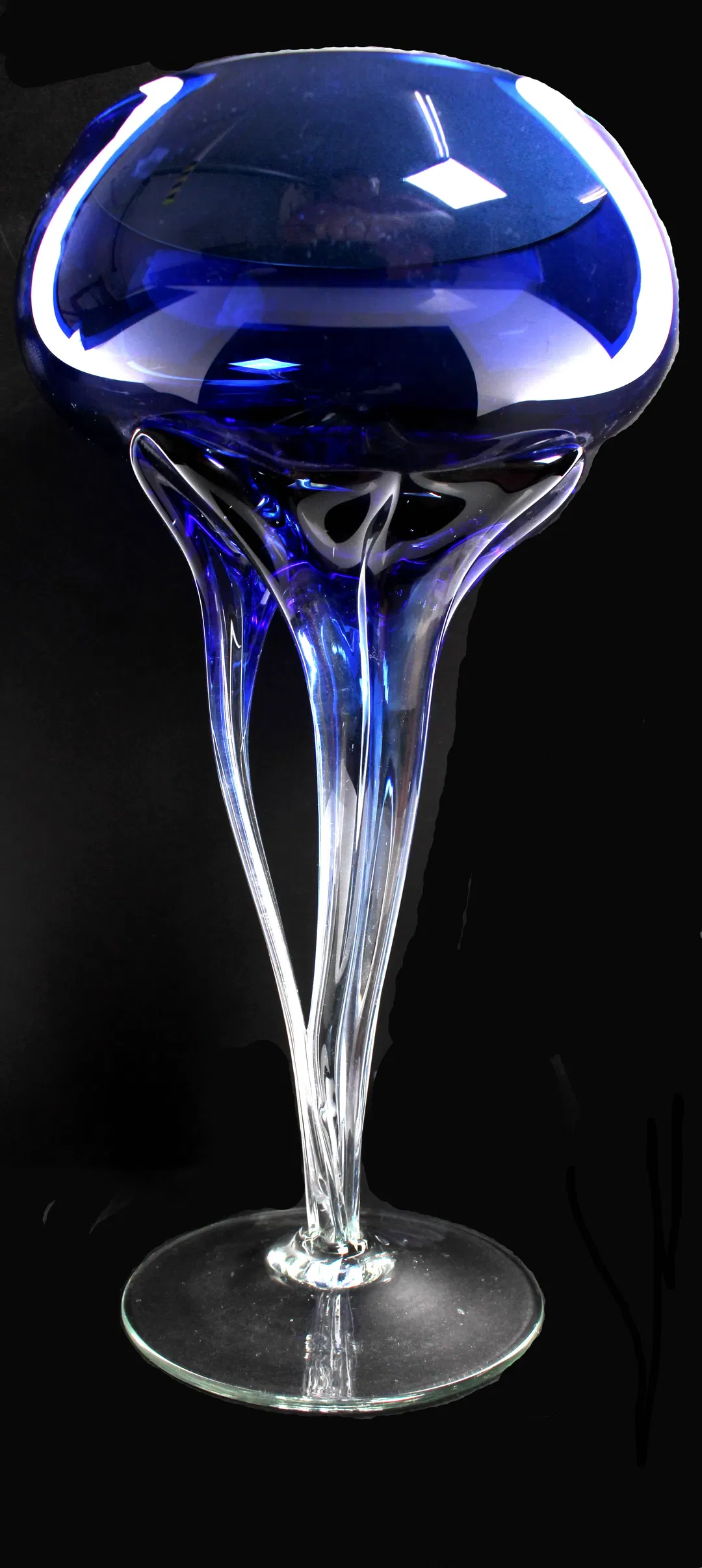 Elegante, mundgeblasene Vase aus kräftig blauem Glas mit klarem Standfuß - Bild 1
