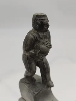 Antiker Glaskrug mit Keglerfigur und Kegel mit Kugel auf dem Zinndeckel, 0,5 Liter, ca 100 bis125 Jahre alt – Vorschau 6