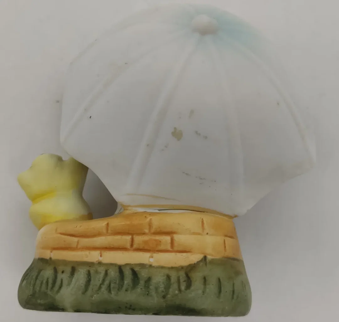 Mädchen mit Schirm und Vogel im Stil einer Hummel Figur  – Bild 2