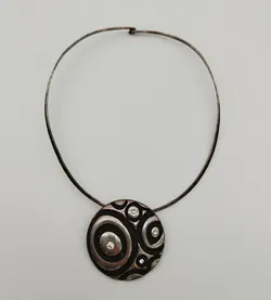 Modische Metall-Halskette mit Kreis-Bemusterung & Steinen - ca. 42cm - Bild 2