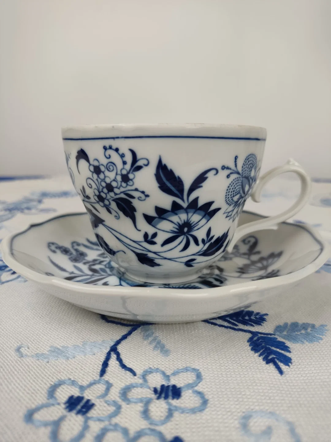 Blue Danube Untertasse und Bavaria Kaffetasse, mit Zwiebelmuster  | Zeitloser Porzellan-Schatz – Bild 3