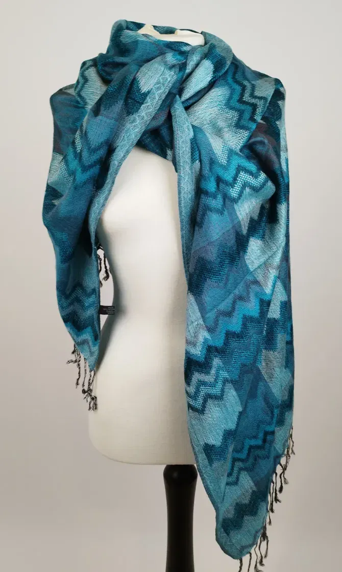 Bemusterter Schal - ca. 180cm lang / 70% Viskose, 30% Seide - Bild 1