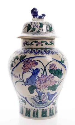 Chinesische Porzellanvase mit Deckel und Wächterlöwe – handbemalt, 35,5 cm - Bild 1